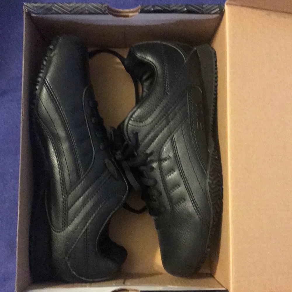 Black Fila slip resistant tennis shoes
